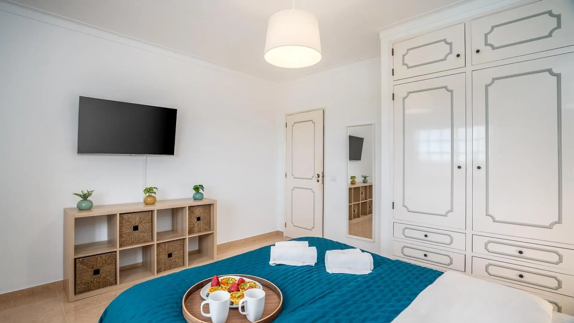Host Wise - Sunny Spacious House - Terrace & Free Parking Lagoa  Lagoa (Algarve)