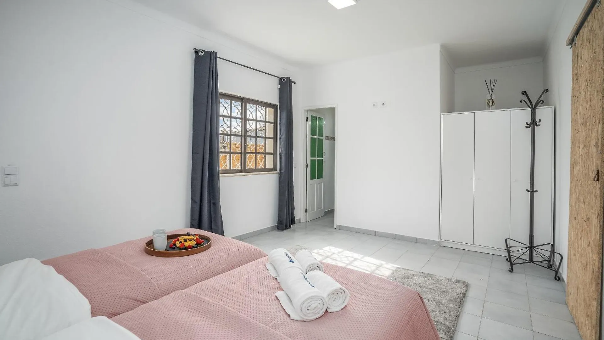 Villa Host Wise - Sunny Spacious House - Terrace & Free Parking Lagoa