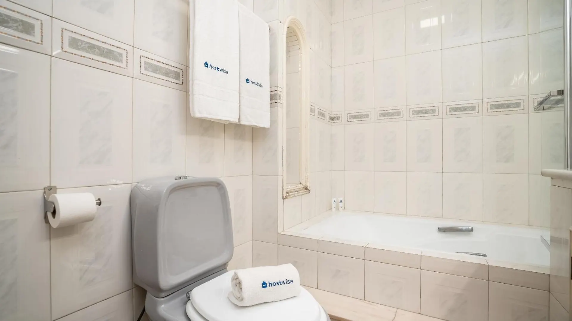 Host Wise - Sunny Spacious House - Terrace & Free Parking Lagoa  0*, Lagoa (Algarve)