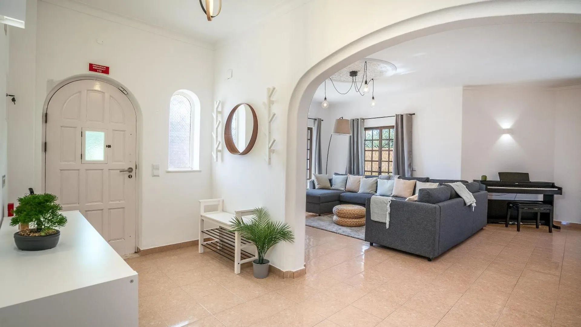 Host Wise - Sunny Spacious House - Terrace & Free Parking Lagoa  0*, Lagoa (Algarve)