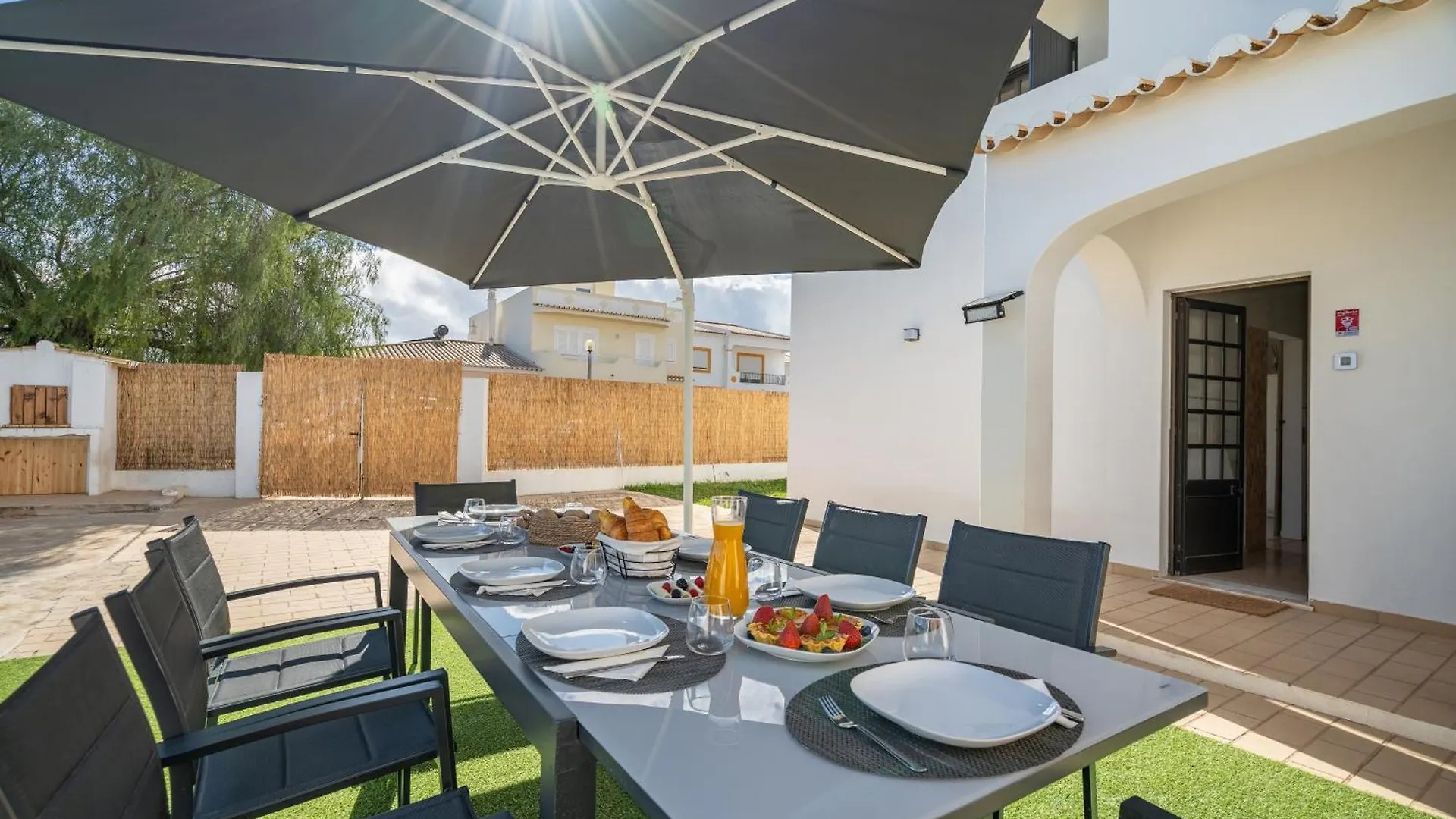 Villa Host Wise - Sunny Spacious House - Terrace & Free Parking Lagoa